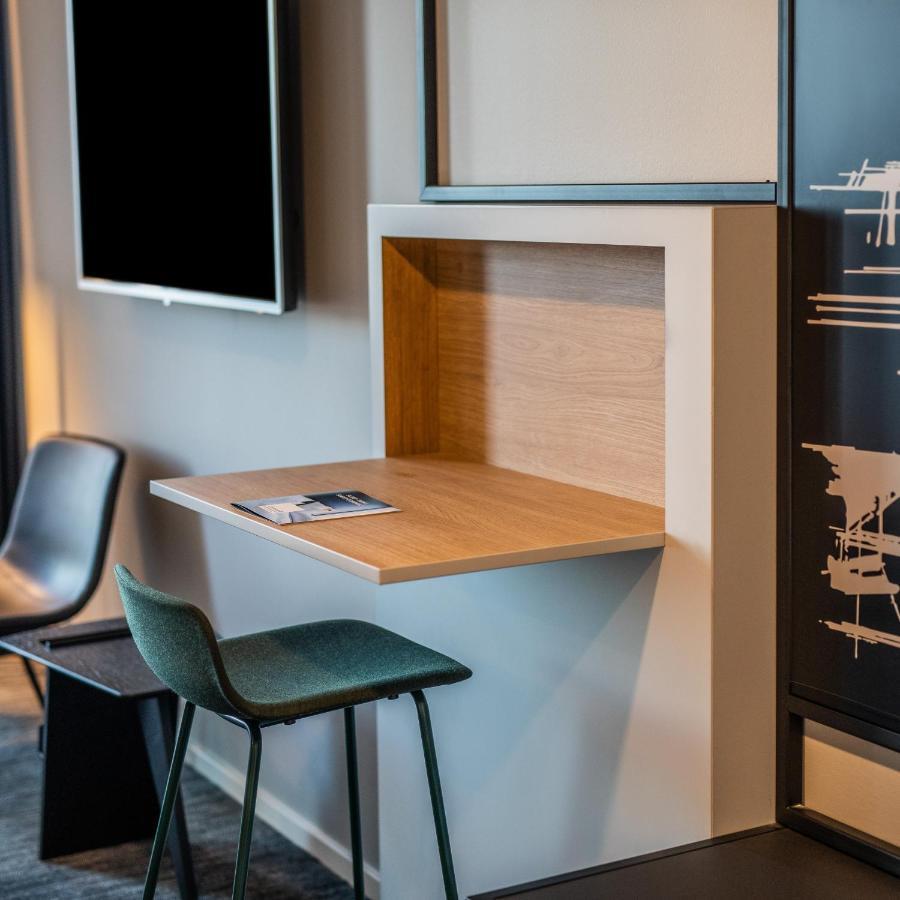 Comwell Copenhagen Portside Dolce By Wyndham Hotel Exterior foto The table is a wall mounted table